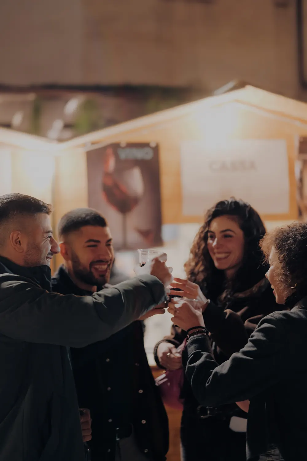 Amici che brindano allo stand del vino