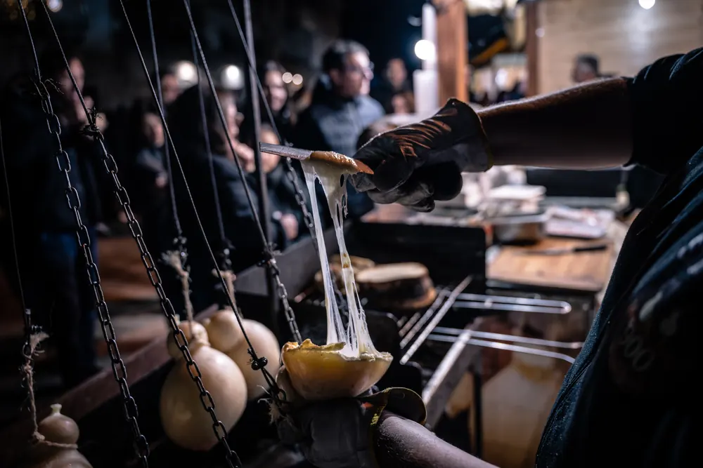 Formaggio filante servito allo stand