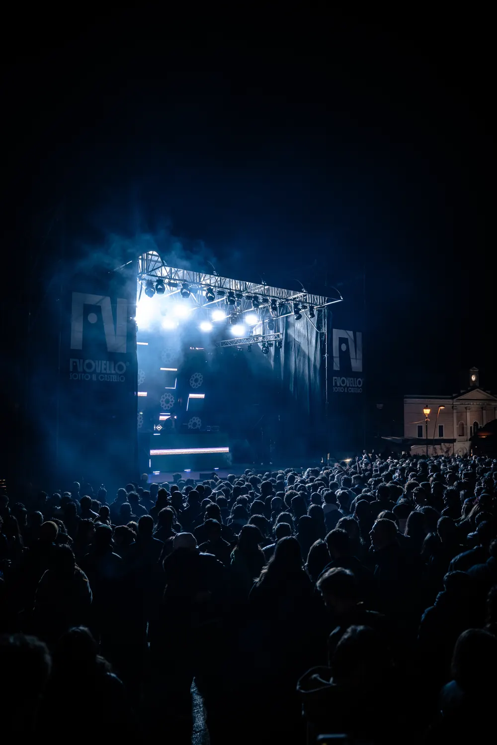 Il pubblico davanti al palco illuminato di blu